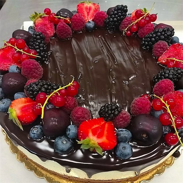 Tort w czekoladowej glazurze z wieńcem truskawek, malin, jeżyn, borówek i porzeczek